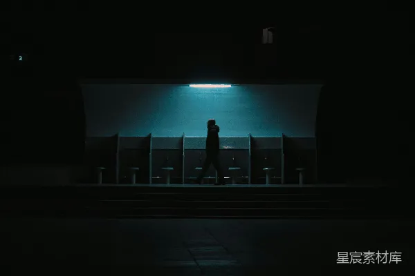 高清摄影 昏暗中的孤独身影