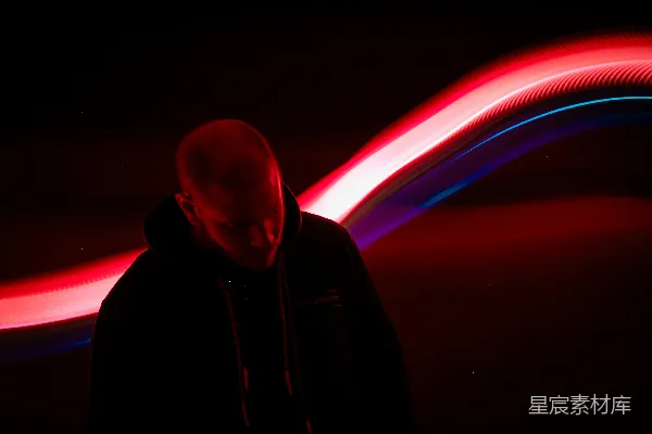 高清摄影 夜色下的光轨与沉思者