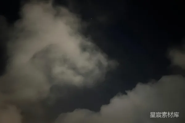 高清摄影 夜空中的云与星