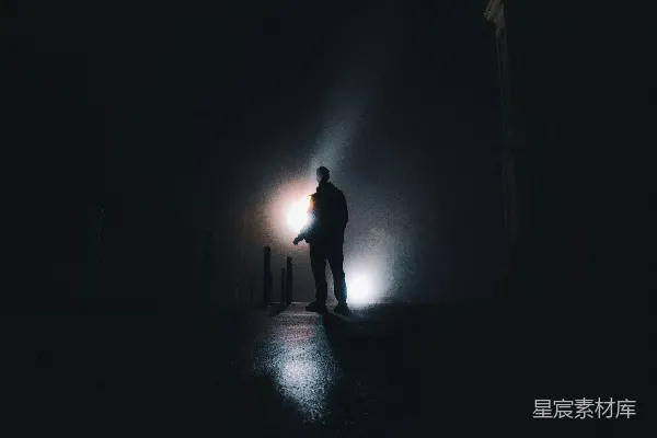 高清摄影 夜行者的剪影