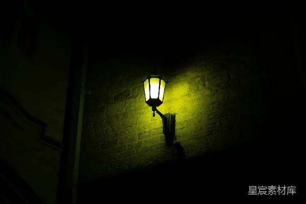 高清摄影 夜幕下的砖墙与街灯