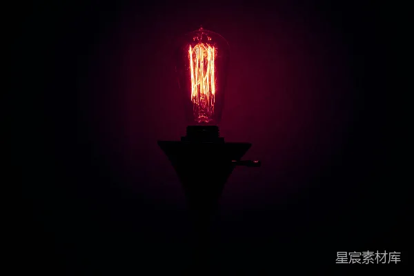 高清摄影 红光灯泡在黑暗中