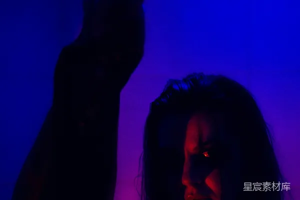 高清摄影 神秘的蓝紫色光效与神秘手势