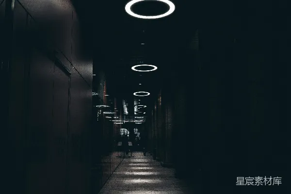 高清摄影 黑暗中的光圈走廊