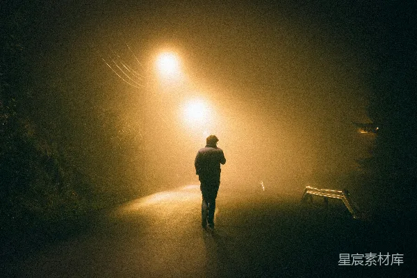 高清摄影 夜行者的孤独