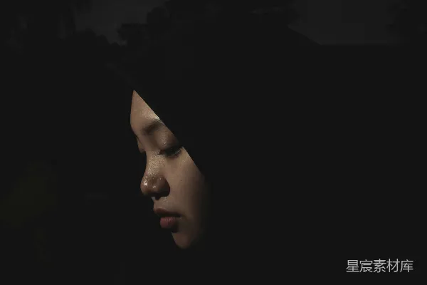 高清摄影 黑暗中的沉思