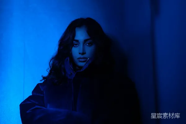 高清摄影 蓝色光影中的神秘女子