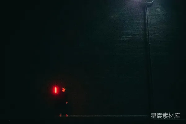 高清摄影 夜色中的一束红光