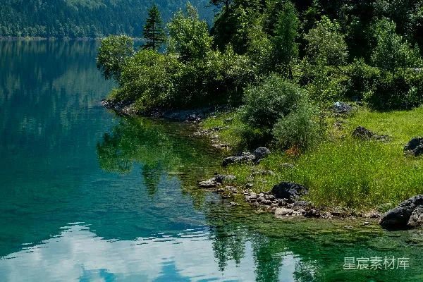 高清摄影 被山和树围绕的一片水域
