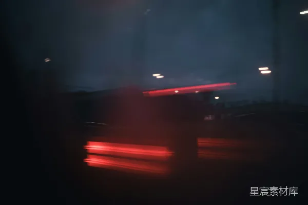 高清摄影 夜行中的红色尾灯