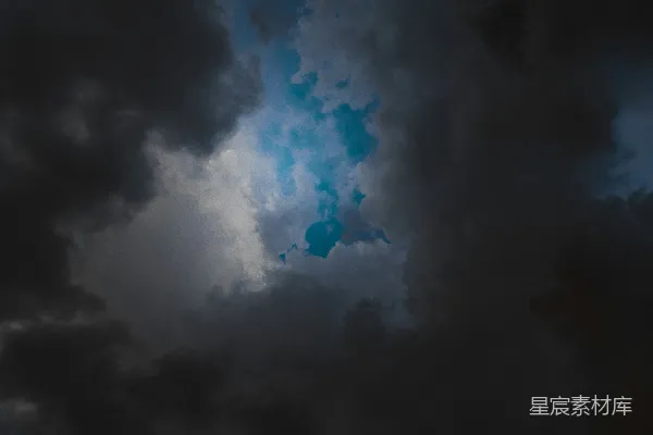 高清摄影 乌云中的蓝色天空