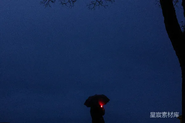 高清摄影 夜雨中的孤独
