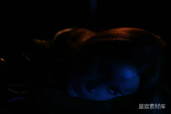 高清摄影 昏暗中的神秘女性