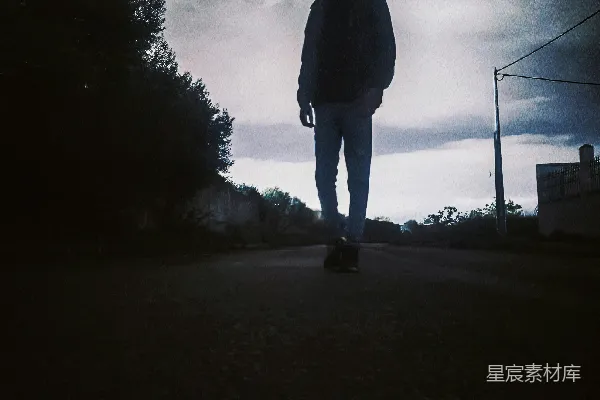 高清摄影 雨中的孤独行者