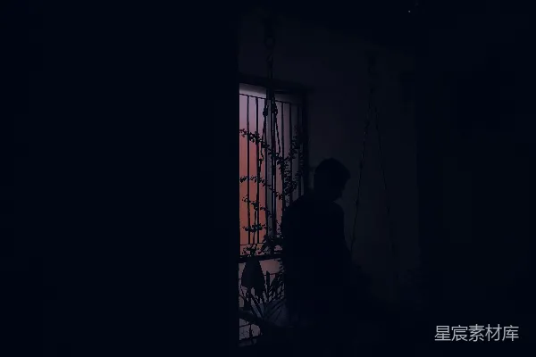 高清摄影 窗边的剪影