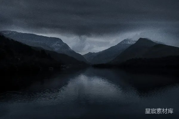 高清摄影 阴云密布的山间湖景
