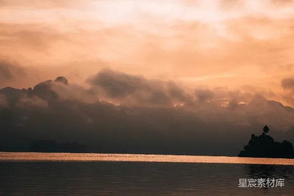 高清摄影 晨雾中的宁静湖景