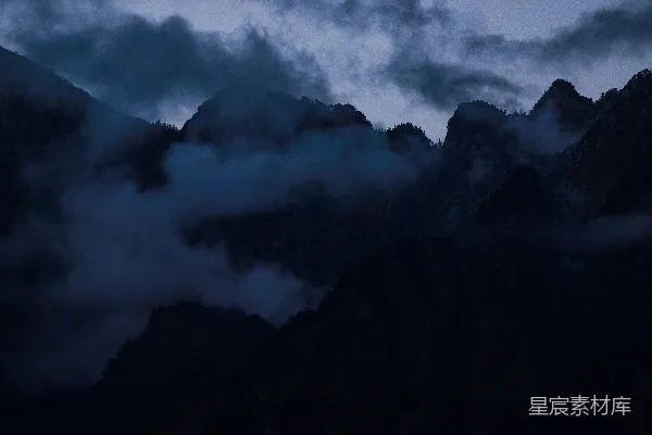 高清摄影 晨雾缭绕的山峰