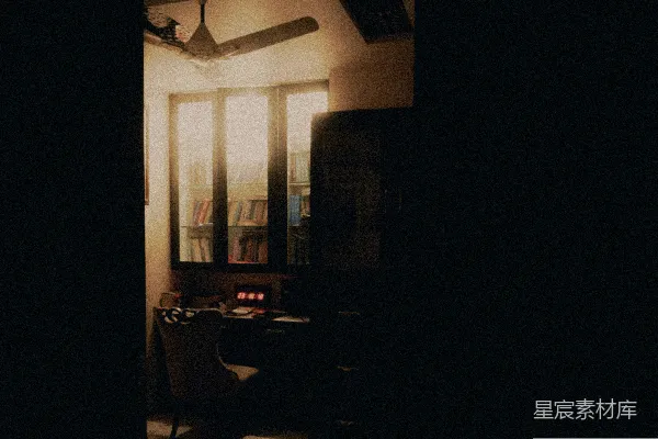 高清摄影 书香满屋的午后时光