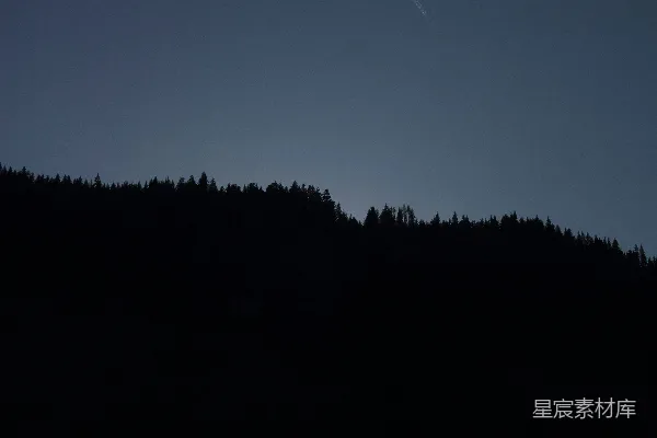 高清摄影 夜空中划过的飞机