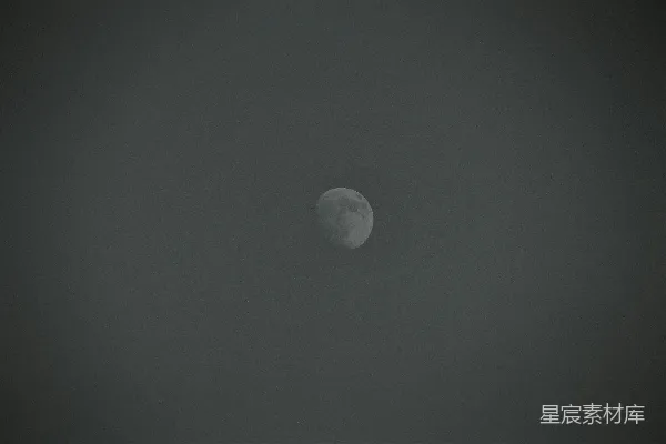 高清摄影 朦胧中的月亮
