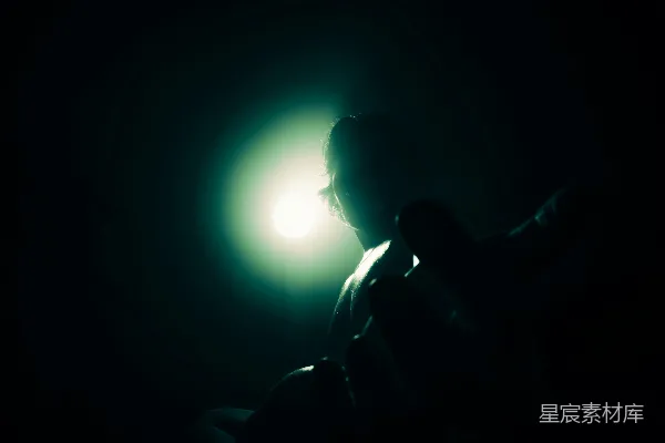 高清摄影 逆光吉他手剪影