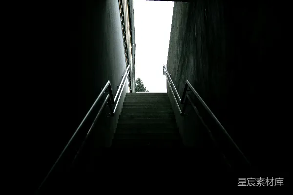 高清摄影 通往光明的楼梯