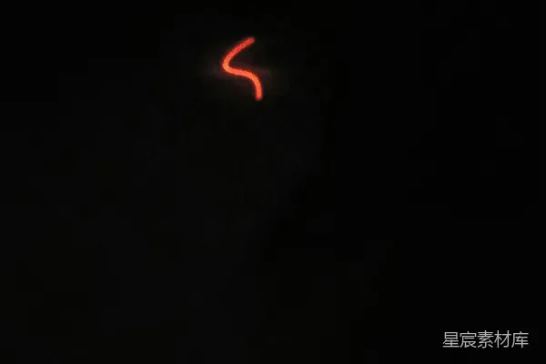 高清摄影 黑暗中的光点