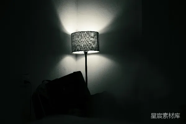 高清摄影 昏暗中的温馨一隅