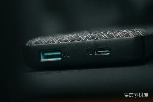 高清摄影 USB接口特写：Type-C与Micro USB