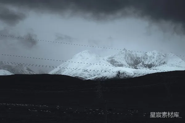 高清摄影 雪山下的牧场