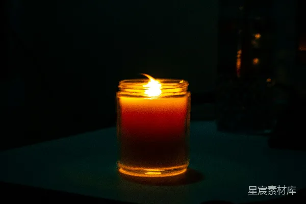 高清摄影 烛光中的宁静时光