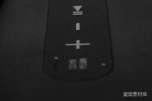 高清摄影 暗黑风格的遥控器