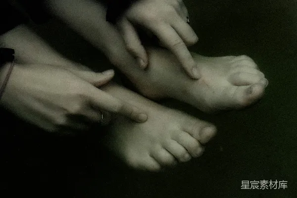 高清摄影 手抚足的温柔瞬间