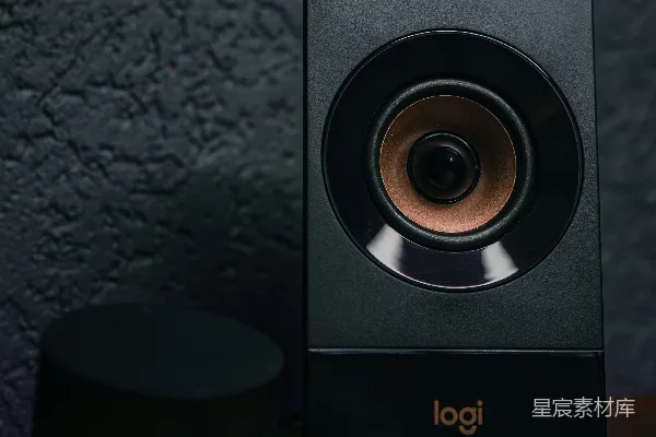 高清摄影 简约风格的Logitech书架式音箱
