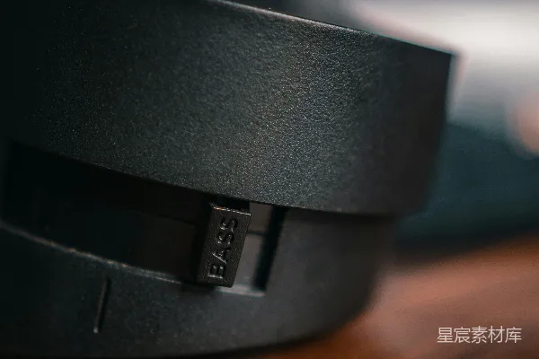 高清摄影 音质控制：耳机上的BASS按钮特写