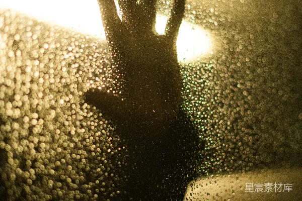 高清摄影 雨夜窗影：手触玻璃