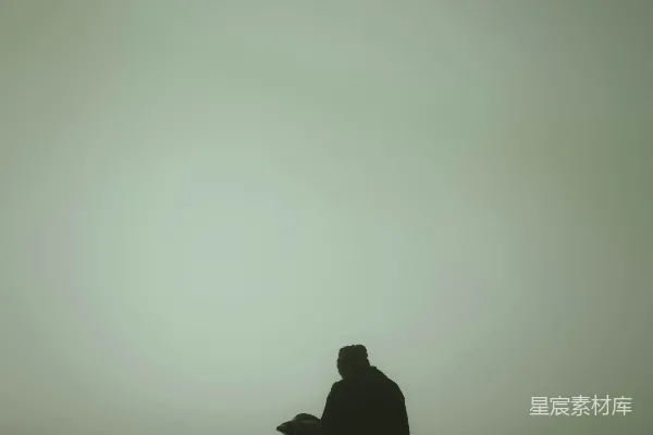 高清摄影 雾中的骑行者