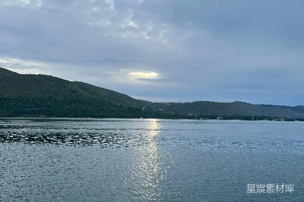 高清摄影 宁静的湖面与山景