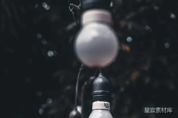 高清摄影 悬挂在夜色中的灯泡