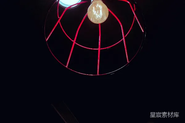 高清摄影 红色金属灯罩下的复古灯泡
