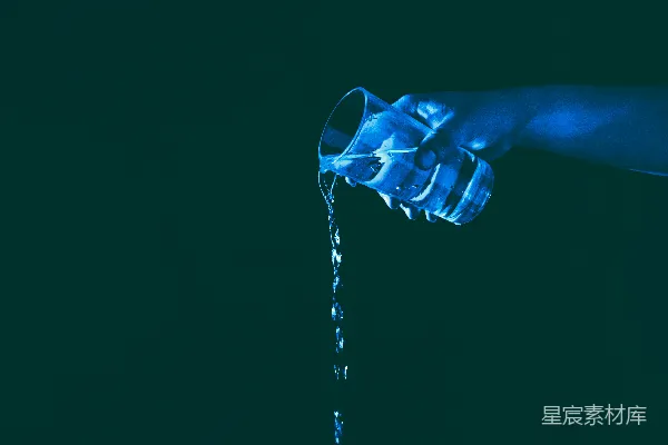 高清摄影 倒水的瞬间