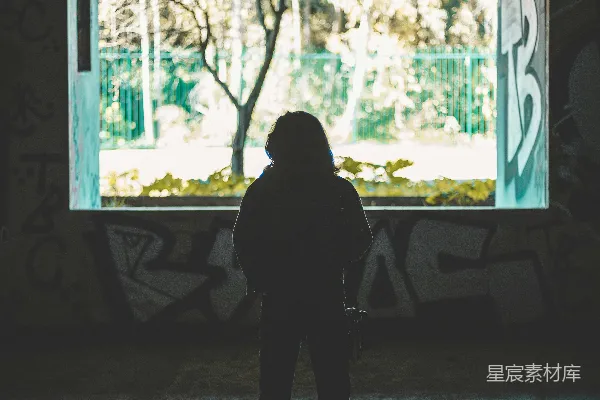 高清摄影 逆光中的剪影：城市中的逃离