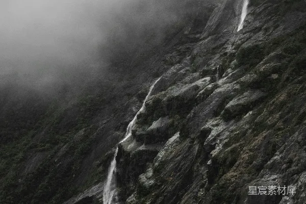 高清摄影 雾中的山间瀑布