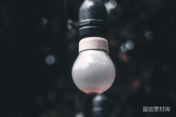 高清摄影 昏暗背景下的悬挂灯泡