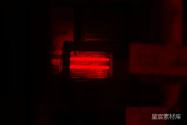 高清摄影 昏暗中的红色霓虹灯