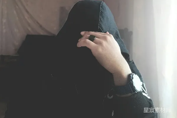 高清摄影 黑暗中的手与手表