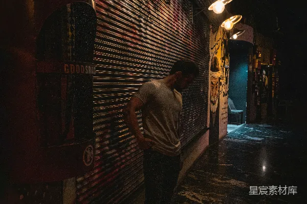 高清摄影 夜晚街头的沉思者