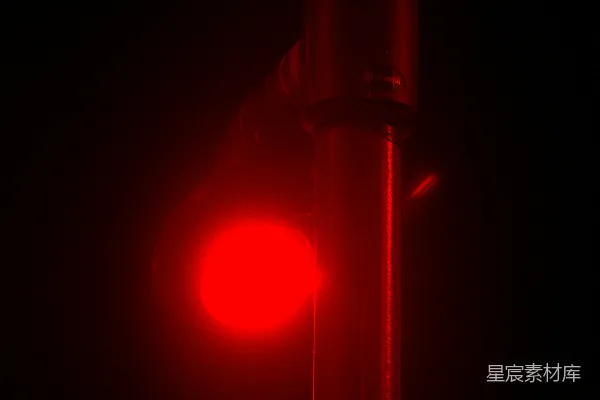高清摄影 昏暗夜色中的红灯