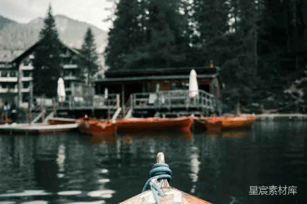高清摄影 湖畔木舟